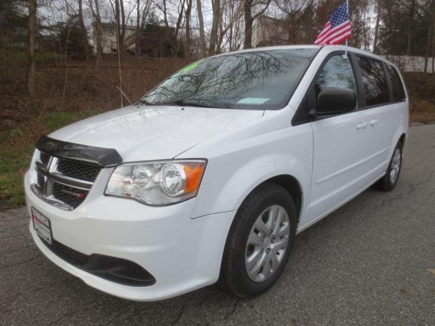 2016 White /Black Dodge Grand Caravan SE (2C4RDGBG5GR) with an 3.6 liter V-6 engine, Automatic transmission, located at 270 US Route 6, Mahopac, NY, 10541, (845) 621-0895, 41.349022, -73.755280 - Photo#0